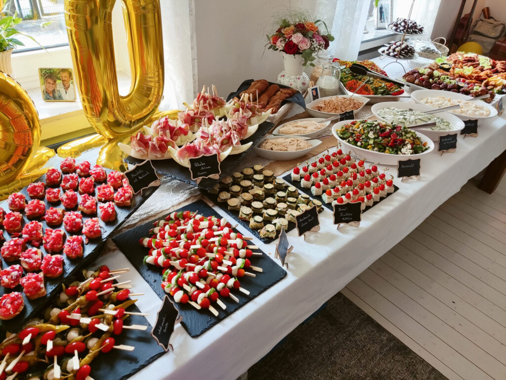Kaltes Buffet von Klein Catering mit Fingerfood, Salaten, Dips und dekorativen Platten – ideal für Feiern und Events im Kreis Herford