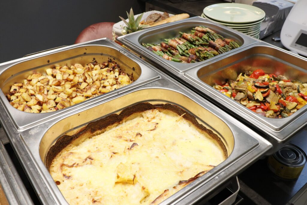 Buffet von Klein Catering mit vielfältigen Beilagen: Kartoffelgerichte, Gemüse und Gratin, liebevoll zubereitet für Events im Kreis Herford Klein Catering Menüvorschläge Catering Herford Partyservice Herford Catering Kreis Herford Partyservice Kreis Herford