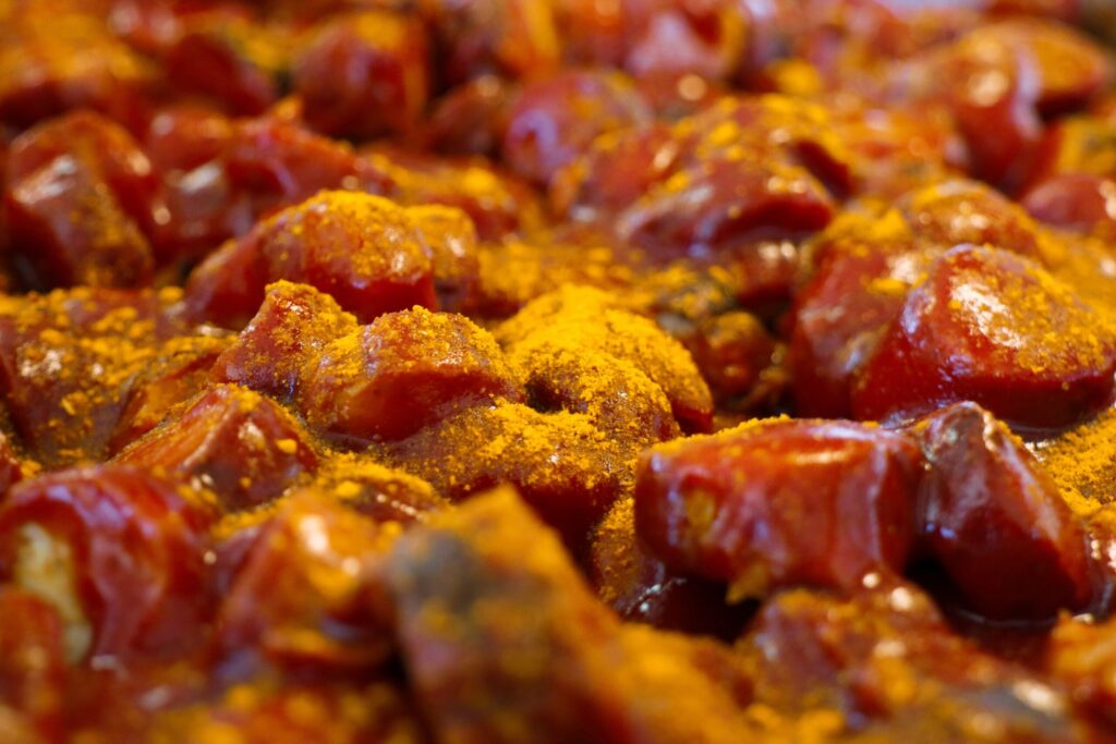 Nahaufnahme eines Currywursttopfs von Klein Catering, verfeinert mit hausgemachter Sauce und Currypulver – ein Highlight für Events im Kreis Herford currywursttopf