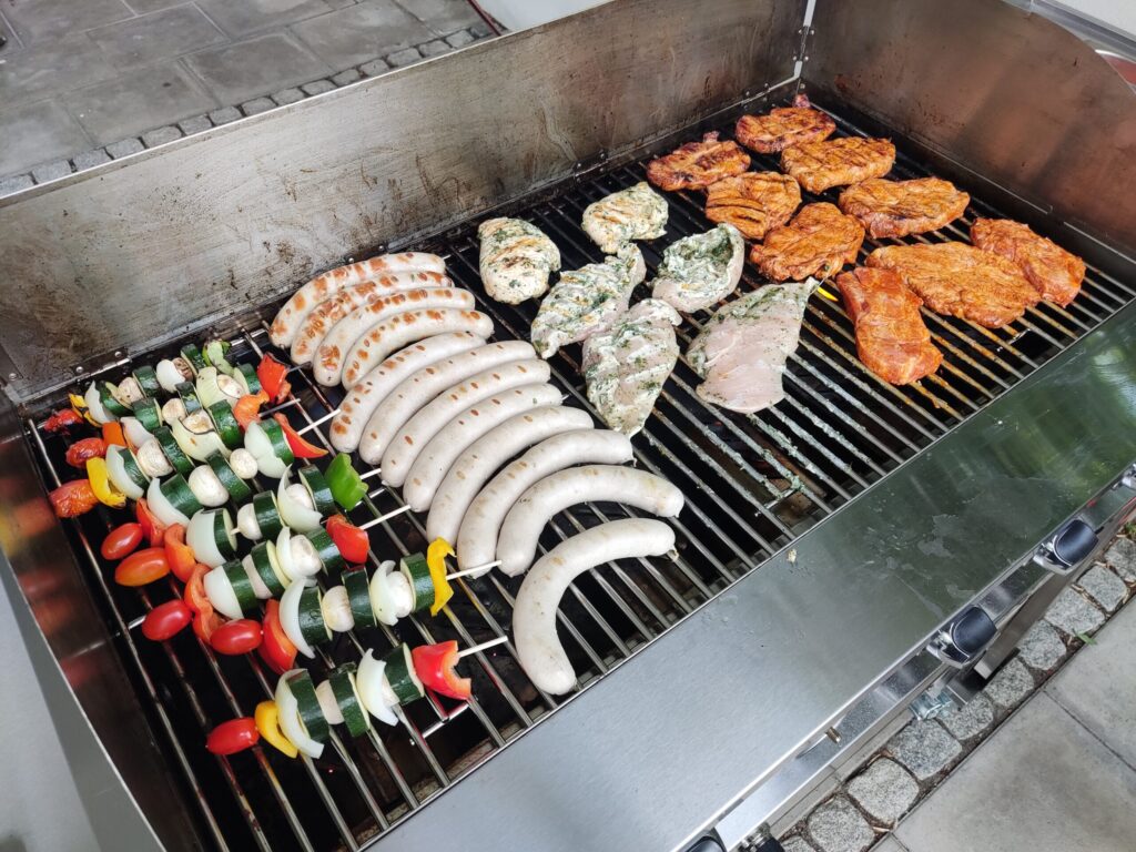 Grillbuffet von Klein Catering mit Würstchen, mariniertem Fleisch, Gemüsespießen und weiteren Spezialitäten – perfekt für Events im Kreis Herford Grillservice