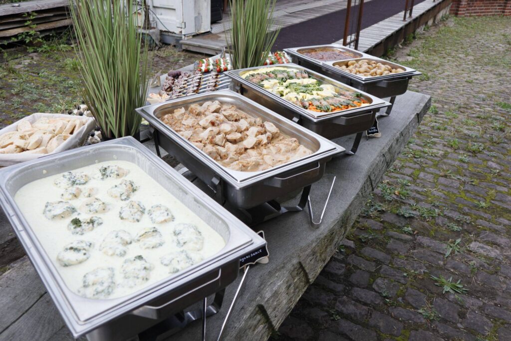 Warmes Buffet von Klein Catering mit warmen Speisen wie Gemüse, Fleischgerichten und Saucen – perfekt für Events im Kreis Herford Themenwelten